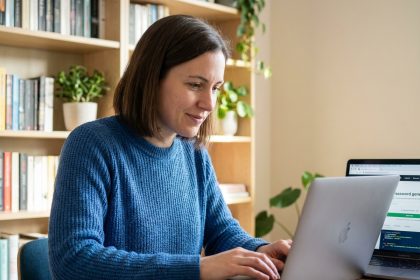 Femme concentrée utilisant un générateur de mot de passe dans un bureau cosy